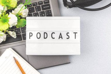 Podcast arkaplan, yayın yasağı, teknik ekipman kavramı, kulaklıklı ofis masası.