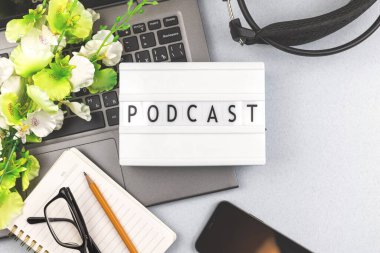 Işık kutusu yaratıcı yayın düz zemin, ofis masası ekipmanları hakkında podcast kelime