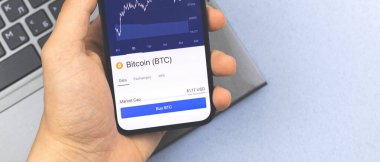 Adam Bitcoin, kripto döviz bayrağı ve fotokopi alanı, finans ve iş konsepti fotoğrafı almak için akıllı telefon kullanıyor.