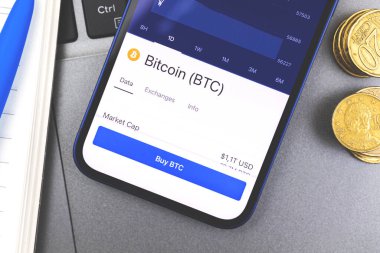 Bitcoin BTC mobil uygulamalı akıllı telefon, satın alma düğmesi yakın plan, kripto para birimi mobil ticaret ve borsa konsepti kavramı