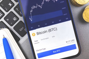 BTC bitcoin kripto para birimi almak için akıllı telefon kullanmak, srceen yakın plan üzerinde satın alma düğmesi ve büyüme grafiği