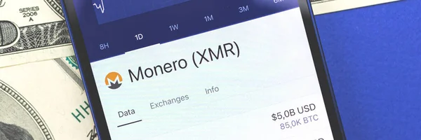 Monero Xmr Criptomoneda Pantalla Utilizando Teléfono Inteligente Para Buiyng Crypto — Foto de Stock