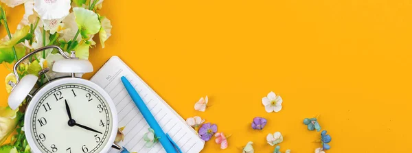 Primavera Férias Flat Lay Banner Com Fundo Amarelo Despertador Flores — Fotografia de Stock