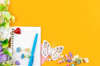 Anneler Günü düz kompozisyon, sevimli ve kadınsı sarı çalışma alanı arkaplan, üst görünüm ve uzay fotoğrafı kopyala