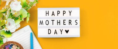 Mutlu Anneler Günü afişi, sarı arka plan ve bahar çiçekli tebrik kartı konsepti, kısa mesaj, tatil fotoğrafı