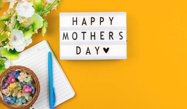 Işık kutusu, bahar ve bayram çalışma alanı sarı arkaplan fotoğrafındaki mesajlı Anneler Günü tebrik kartı konseptin kutlu olsun.