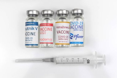 Kharkov, Ukrayna - 18 Nisan 2021: Astrazeneca, Moderna, Sputnik V ve Pfizer aşı şişesinin konseptini seçmek için COVID-19 aşısı
