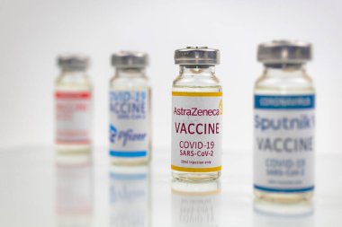 Kharkov, Ukrayna - 18 Nisan 2021: Astrazeneca COVID-19 aşısı, aşı şişesi ile konsept fotoğraf seçilmesi