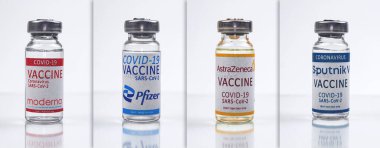 Kharkov, Ukrayna - 18 Nisan 2021: Astrazeneca, Pfizer, Moderna ve Sputnik V aşı tüpleri, AB ve ABD 'de hangi aşıyı tercih edeceklerini belirleyen, kapatılıyor