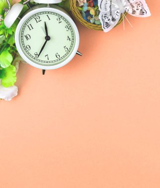 Bahar kadınsı çalışma alanı, alarm saati ve çiçekli ofis masası, düz düzlük ve fotokopi alanı olan üst manzara fotoğraf arkaplanı