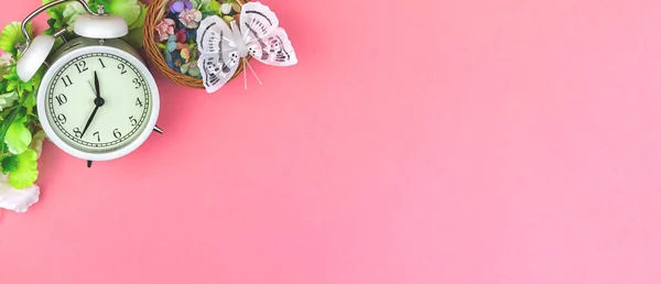 春と女性のワークスペースの背景 花と目覚まし時計付きピンクのオフィスデスク フラットとトップビュー コピースペースの写真 — ストック写真