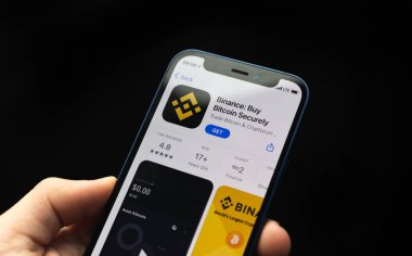 Kharkov, Ukrayna - 20 Nisan 2021: Binance uygulaması kapatın, bitcoin uygulaması satın alın, mobil şifreleme