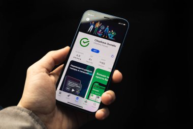 Kharkov, Ukrayna - 20 Nisan 2021: Sberbank uygulamalı Man Hold Apple iPhone, siyah arkaplan üzerine Rus banka uygulaması
