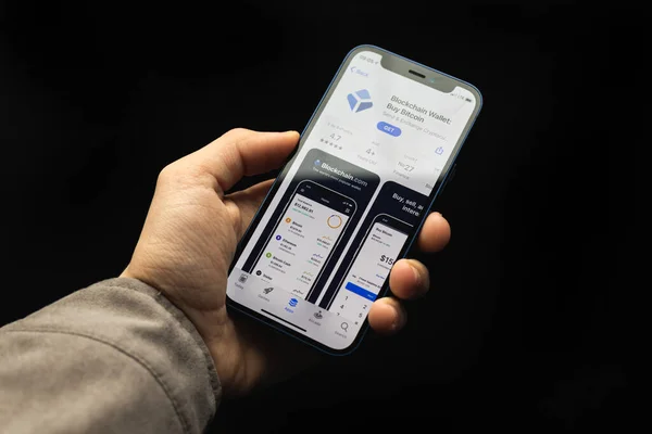 Charkov Ukrajina Dubna 2021 Blockchain Peněženka App Obrazovce Muž Použití — Stock fotografie