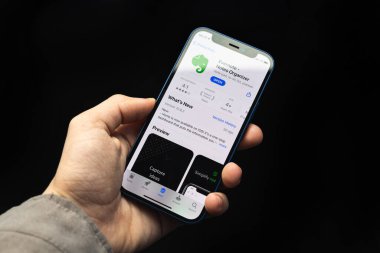 Kharkov, Ukrayna - 20 Nisan 2021: Evernote uygulaması ile el bilgisayarı, siyah arkaplan üzerine ikon uygulaması