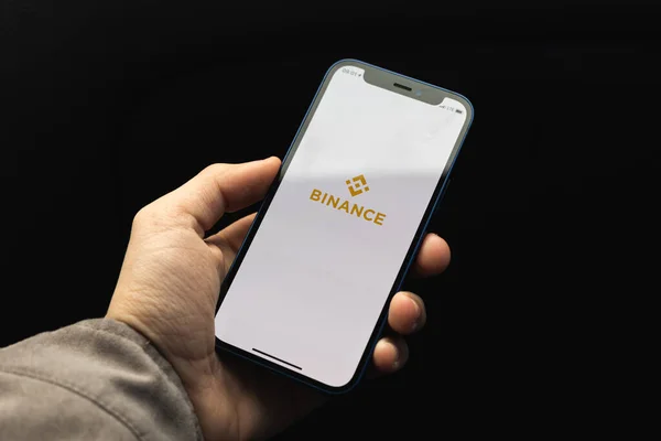 Kharkov Ukrajna Április 2021 Man Hold Smartphone Binance Crypto App — Stock Fotó