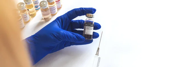 Lekarz Szpitalu Posiada Szczepionkę Koronawirusową Strzykawką Koncepcję Szczepionki Wstrzykiwań Baner — Zdjęcie stockowe