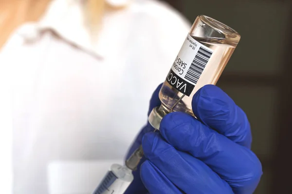 Szczepionka Wstrzykiwań Szczepionka Przeciw Koronawirusowi Covid Lekarz Używa Fiolki Strzykawką — Zdjęcie stockowe