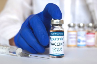 Kharkov, Ukrayna - 19 Nisan 2021: Sputnik V aşı şişesi elinde, Coronavirus 'a karşı aşı şişesi olan doktor, covid-19 aşı konsepti fotoğrafı