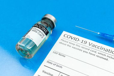 Coronavirus aşı kayıt kartı geçmişi aşı şişesi ve tıbbi şırınga, hastane