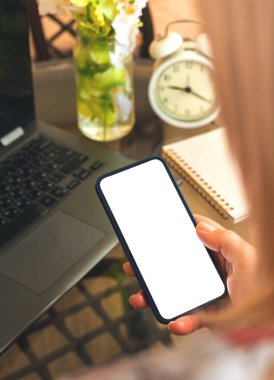 Akıllı telefon modeli kullanan bir kadın, boş beyaz ekranlı bir cep telefonu, iş yerindeki iletişim bilgilerinin konsept fotoğrafı 