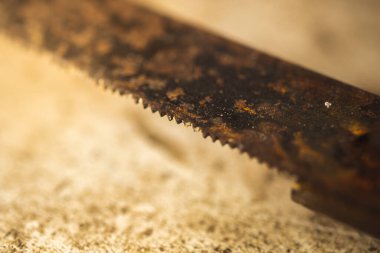 Rusty, eski kullanılamaz bir aletin dişlerini yakından gördü.