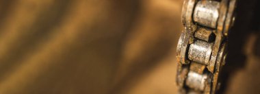 Bir motosiklet için eski ve yıpranmış zincir halkalar. Kırılma konsepti fotografı nedeniyle metin için yeri olan pankartı kapat.