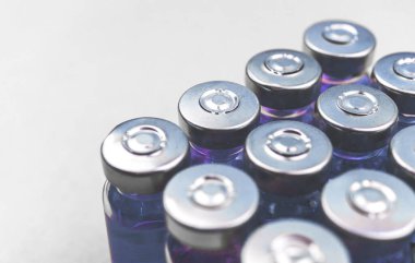 Covid-19 Coronavirus Aşı Geliştirme Üretim süreci, Aşı şişeleri beyaz arka plan, biyoloji ve bilim konsepti