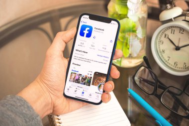 Kharkov, Ukrayna - 27 Nisan 2021: Cep telefonu Facebook uygulama mağazası sayfası, sosyal ağ konsepti arkaplan fotoğrafı