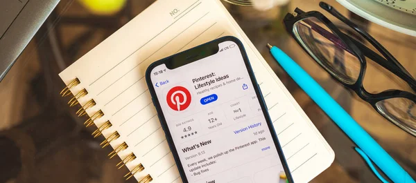Charków Ukraina Kwietnia 2021 Pinterest Aplikacji Tło Zdjęcie Notebooka Długopisu — Zdjęcie stockowe