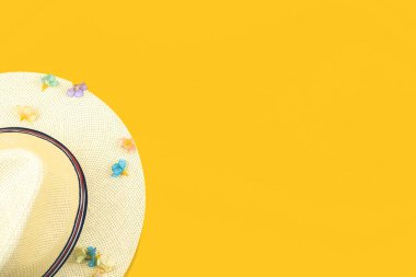 Cep telefonu için uluslararası aşı sertifikası başvurusu, aşılı dijital sağlık pasaport kavramı, güvenli seyahat ve tatil kavramı 