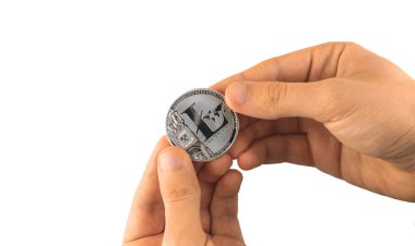 Beyaz arka planda izole edilmiş erkek ellerindeki gümüş litekoin kripto para birimi