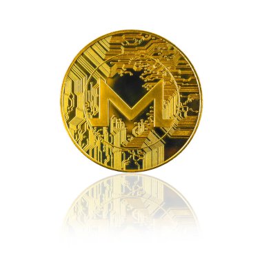 Beyaz arkaplanda yansıması olan altın Monero sikkesi, cam masada kripto para.