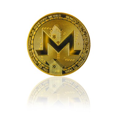 Beyaz arkaplanda yansıması olan altın Monero sikkesi, cam masada kripto para.