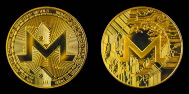 Monero kripto sikkesi siyah arkaplanda izole edilmiş, her iki tarafta altın kripto para üzerinde, yakın çekim fotoğrafı