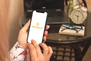 Kharkov, Ukrayna - 27 Nisan 2021: Kadın Binance uygulamalı akıllı telefonu çığlık ve şifreli döviz döviz başvurusu fotoğrafında tutun