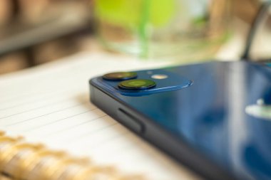 Kharkov, Ukrayna - 27 Nisan 2021: Apple iPhone 12 kamera modülleri