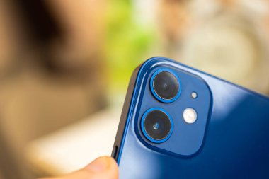Kharkov, Ukrayna - 27 Nisan 2021: Apple iPhone 12 kamera lensleri