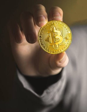 Bitcoin 'li el, kripto para birimi fotoğrafının fiziksel sembolü.