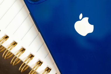 Kharkov, Ukrayna - 27 Nisan 2021: iPhone mavi cep telefonunda Apple logosu kapat