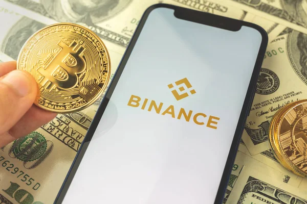 Kharkov, Ukrayna - 3 Mayıs 2021: Bitcoin arka planına sahip ekranda şifreli para birimi uygulaması satın al ve sat