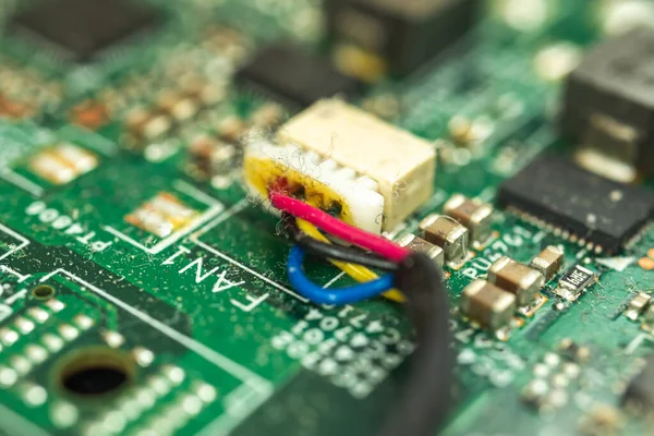 Vuil en stoffig microcircuit in de laptop, de reden voor slechte prestaties — Stockfoto