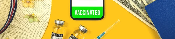 Bannière avec certificat de vaccination numérique valide passeport pour COVID-19, vacances d'été plat et arrière-plan de concept de voyage, vue du dessus — Photo