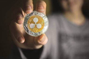 Genç kadın elinde dalgalı para, şifreli para, iş geçmişi. 