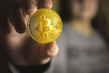 Altın Bitcoin genç kadın elinde, yakın plan kripto para, iş, online sanal para birimi konsepti fotoğrafı
