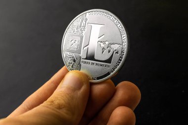 Litecoin, siyah arkaplan üzerine yakın plan, kripto para birimi iş konsepti fotoğrafı
