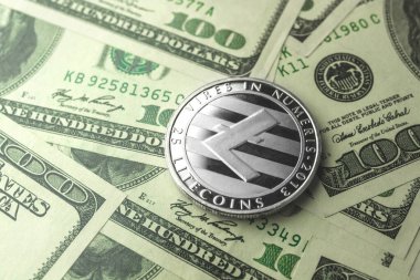 Arka planda Litecoin madeni para ve dolar banknotları, kripto para işi 