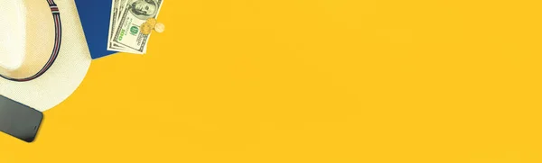 노란색 현수막 복제품 스마트폰 데스크 컨셉트 — 스톡 사진