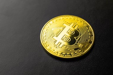 Bitcoin yakın plan kara fon, iş ve finans kavramı kripto para birimi 