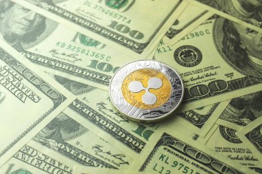 Arka planda dalgalı para ve dolar banknotları, kripto para değişimi ve ticaret konsepti 